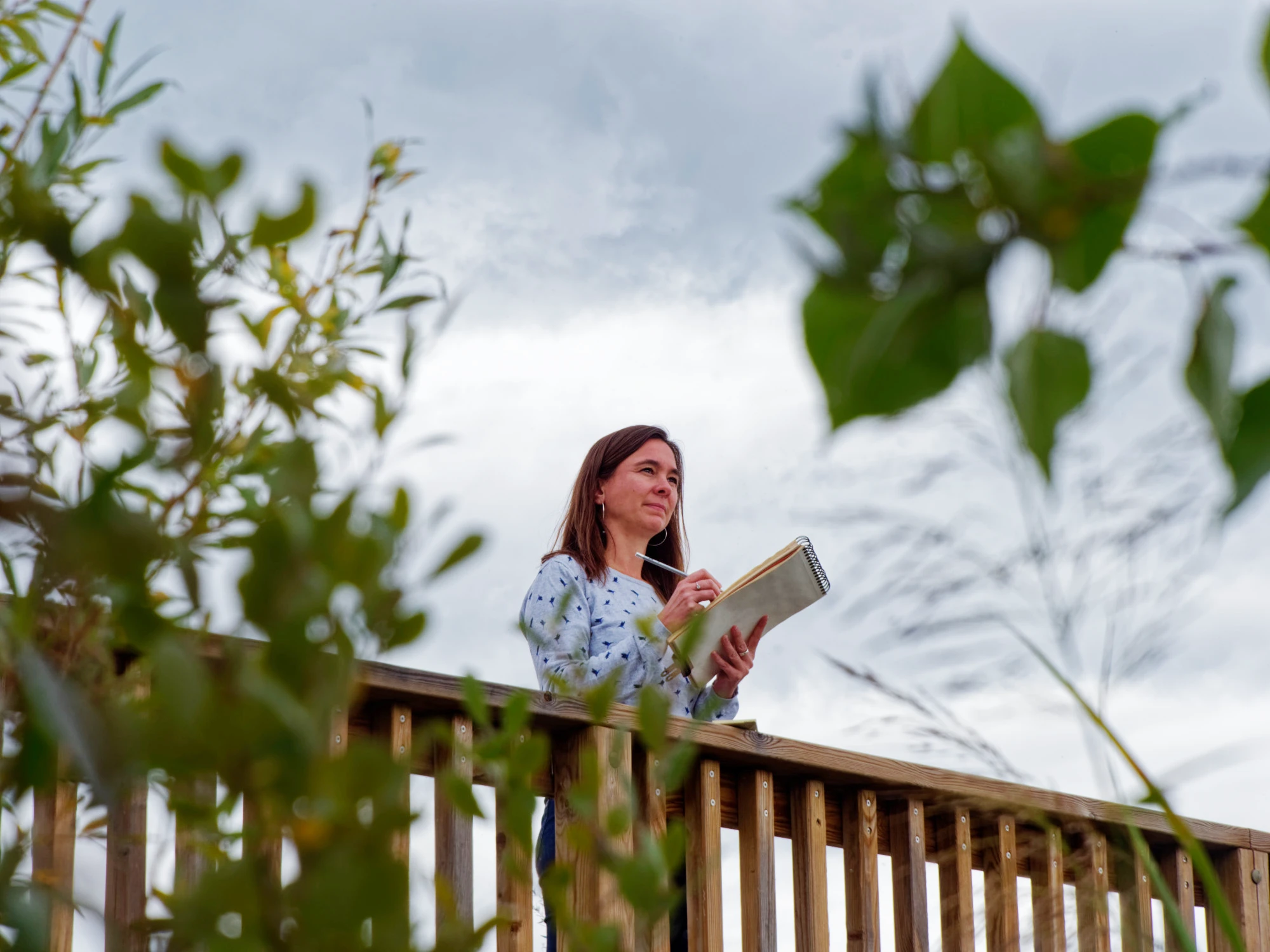 L'illustratrice didactique Emma Lidbury en train de dessiner la flore du Grand Parc près de Lyon