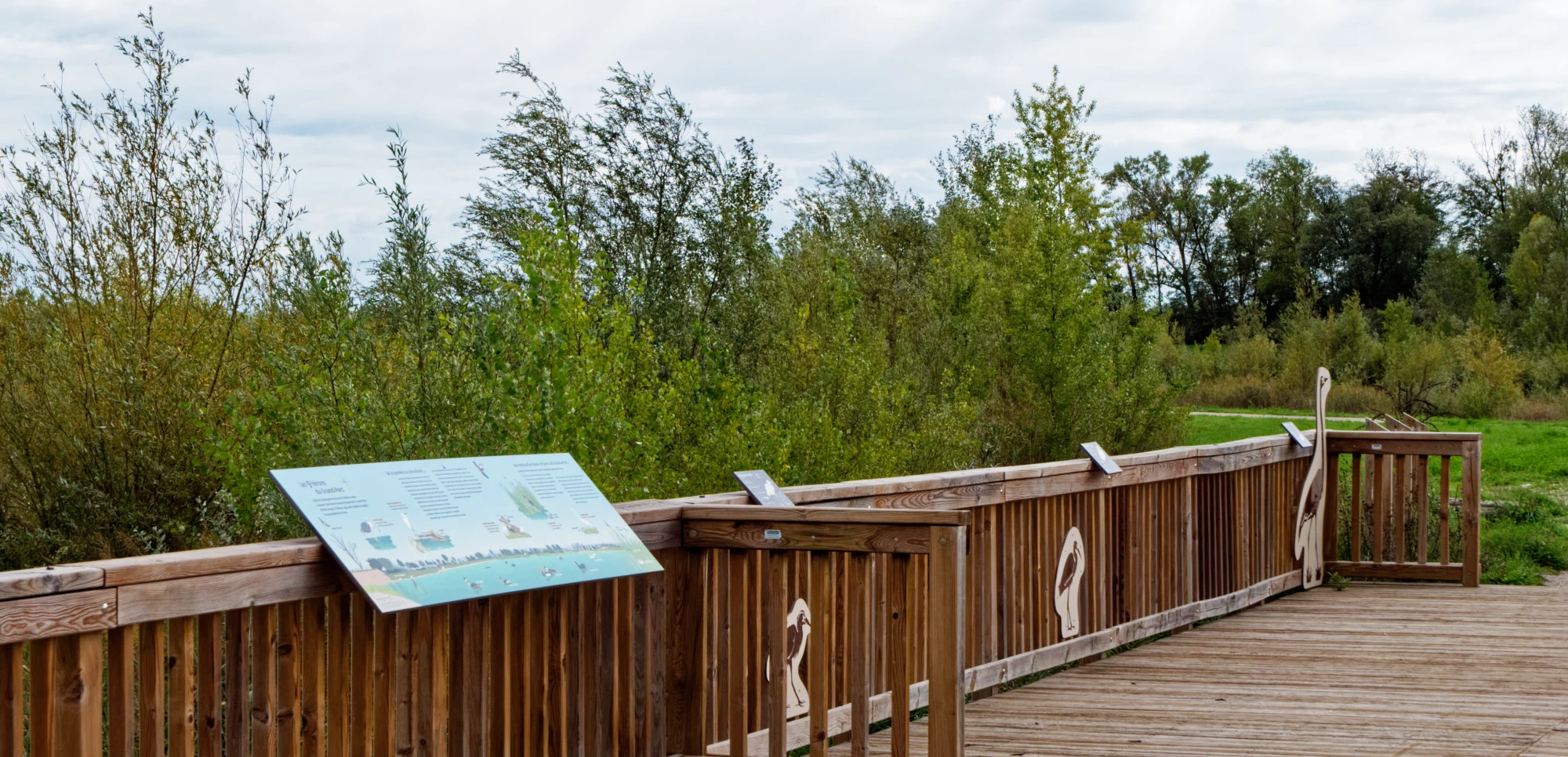 Passerelle de la Droite entre le lac de la Droite et de la Vorla au Grand Parc 